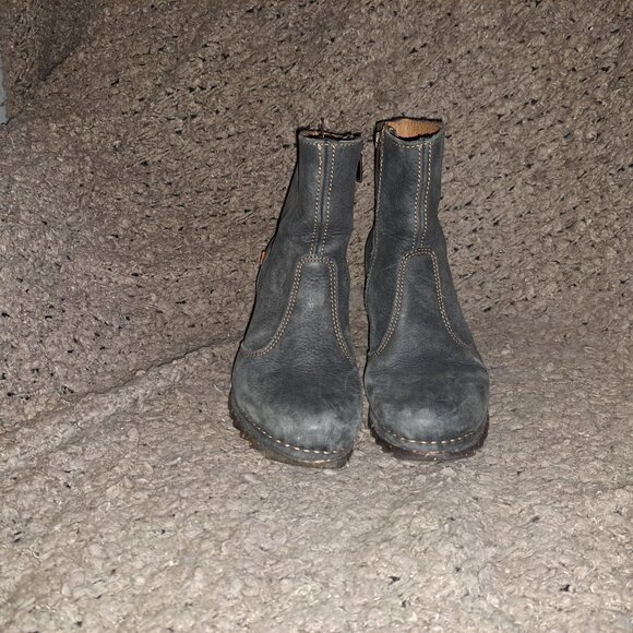 THE ART COMPANY-Detailed Wood Wedge Heel Booties-Gray Nubuck-Sz 37-EXCELLENT - Picture 3 of 8